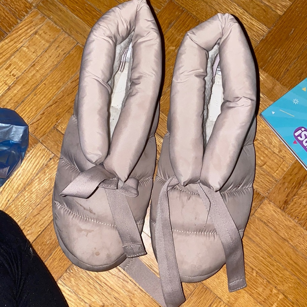 Barely used H&M slippers perfect for winter cozy nice
